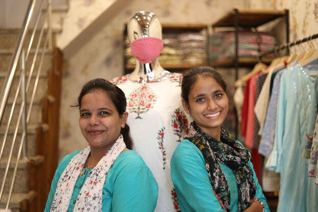 Rani et Asha devant leurs créations, dans leur magasin. Photo: © Aide et Action <br>