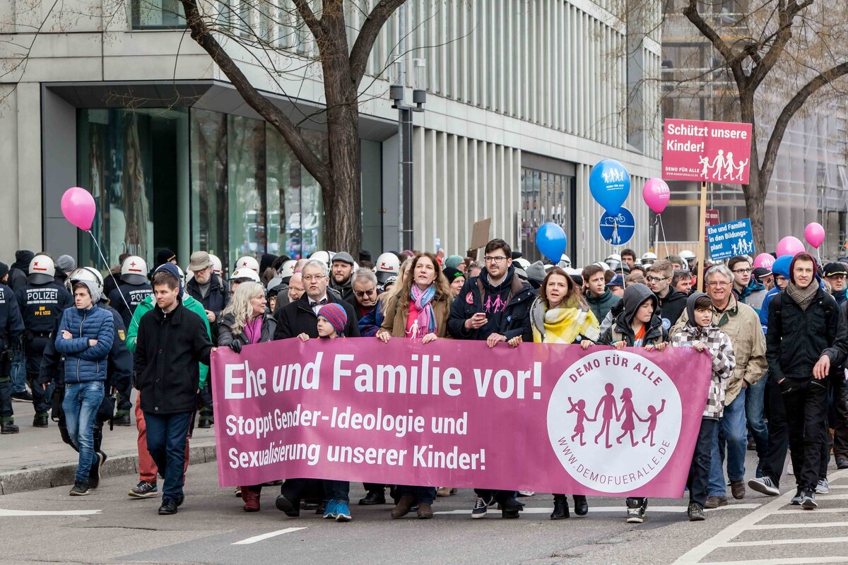 «Demo für alle» am 28. Februar 2016 in Stuttgart​, für Ehe und Familie und gegen Gender-Ideologie und Sexualisierung der Kinder Foto: «Demo für alle»​, flickr.com; CC BY 2.0