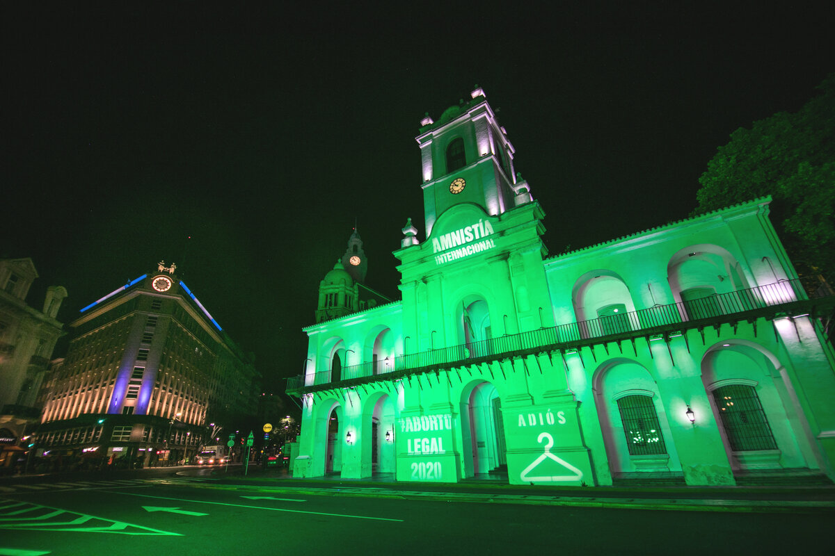 We enlightened the Cabildo, one of the most iconic buildings of the City of Buenos Aires, and the Ministry of Health to ask that the President and Congress give the green light to abortion. Photo: © Amnesty International Argentina <br>
