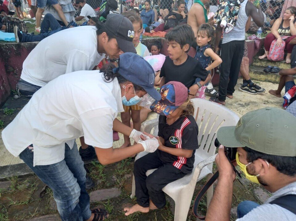 "Solidarité avec les caravanes de migrantEs": Promotrices de santé apportant des soins aux migrantEs. Photo: © Madre Tierra Mexico