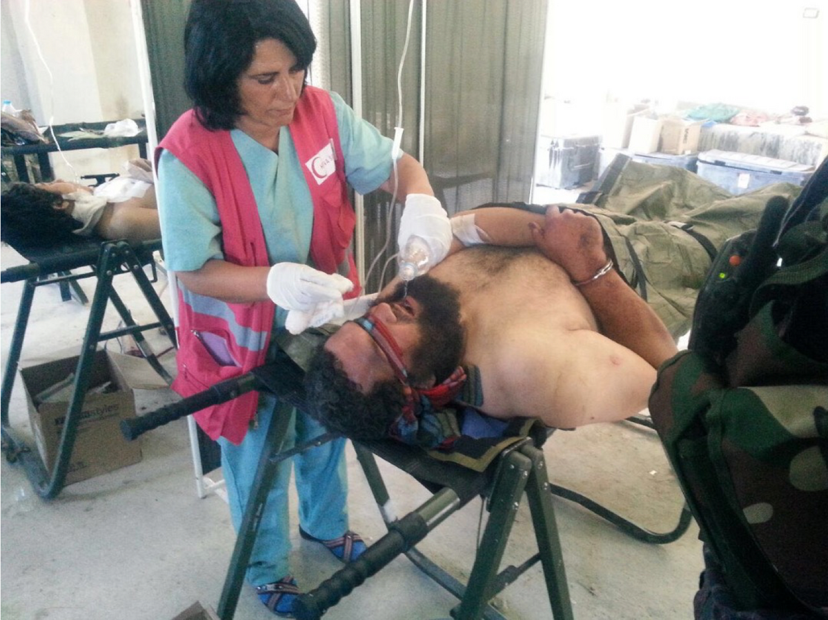 Eine KRC-Mitarbeiterin behandelt einen IS-Kämpfer. Auch wenn der KRC nicht von der Rotkreuzbewegung anerkannt ist, arbeitet die Organisation nach den Rotkreuz-Grundsätzen und versorgt alle Menschen. Foto: @ KRC