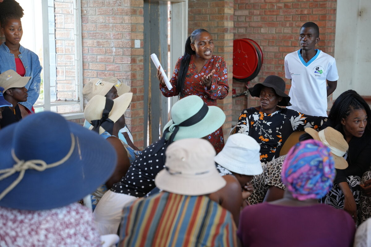 Session at community level with parents. Photo: © terre des hommes schweiz / Sheila Glasz <br>