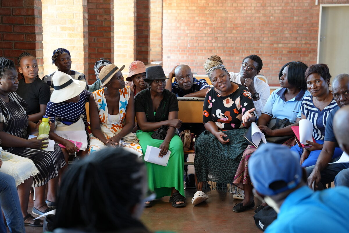 Session at community level with parents. Photo: © terre des hommes schweiz / Sheila Glasz <br>