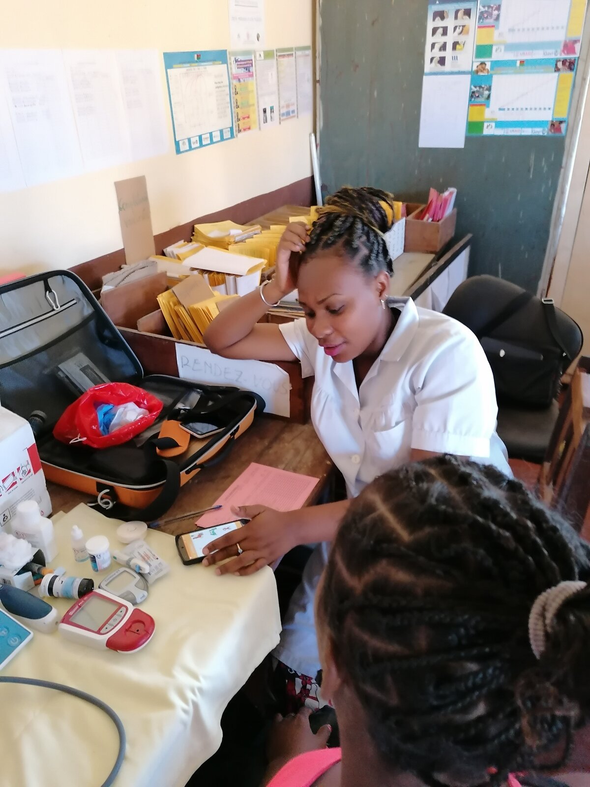 Une sage-femme lors de sa consultation avec une femme enceinte au centre hospitalier d’Ambanja à Madagascar. Photo : © CHRD d’Ambanja<br>