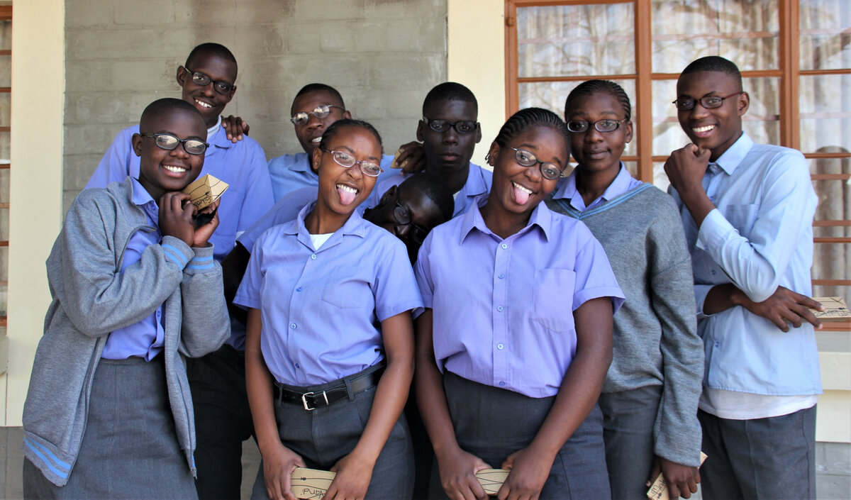 Schülerinnen und Schüler der Sanjo Secondary School mit ihren neuen Brillen. Foto: © Regula Käser