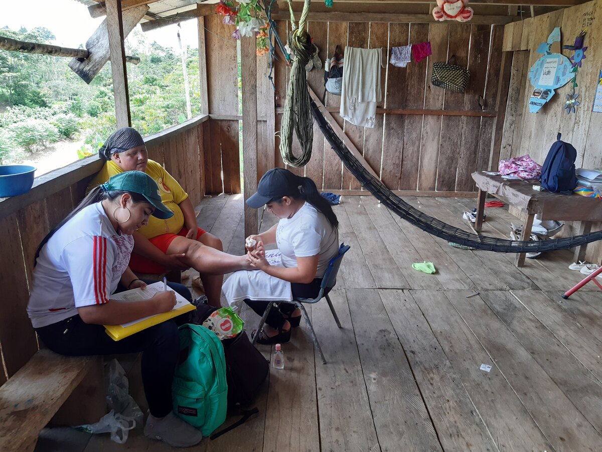 Visite d’une thérapeute à une patiente victime de cancer en Amazonie équatorienne, mars 2022. Photo: © CSSR