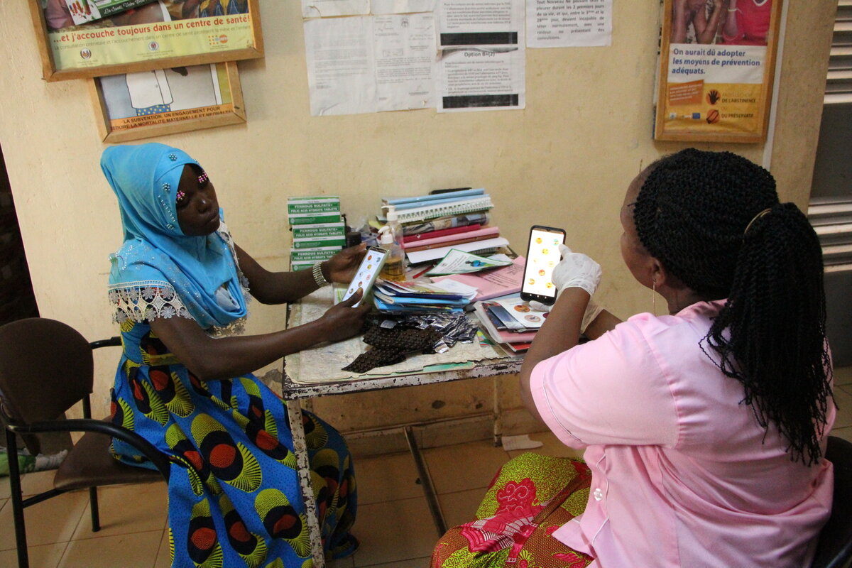 Trained birth attendant counselling a pregnant woman on “Mon bébé et moi” app at the maternity of Mongnaba, Burkina Faso. Photo: © OUEDRAOGO B. Emmanuel<br>