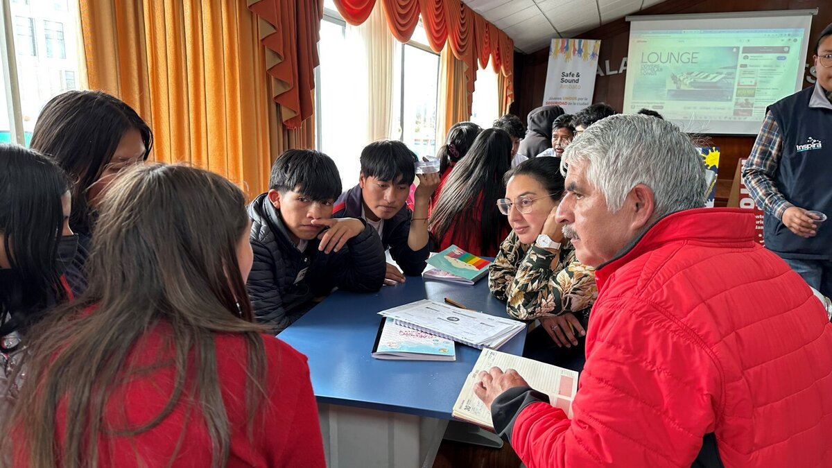 Mentoring sessions in Ambato (2023), featuring young hackathon participants and mentor. Photo: © Huasipichanga S.A.S.