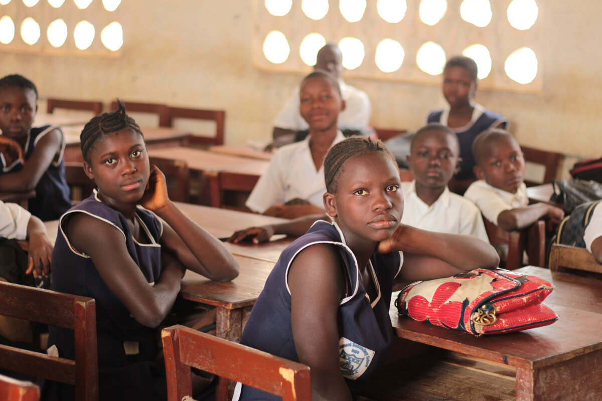 Enfants dans un groupe de travail dans le cadre du projet GEC -T (Girls' Education Challenge - Transition) dans le village de Dodo. Objectif du projet : permettre aux filles et aux enfants handicapés marginalisés de plusieurs districts de la Sierra Leone d'atteindre leur potentiel d'apprentissage et de passer à l'école primaire, puis au collège et au-delà. Photo: © J. Mc Geown/HI