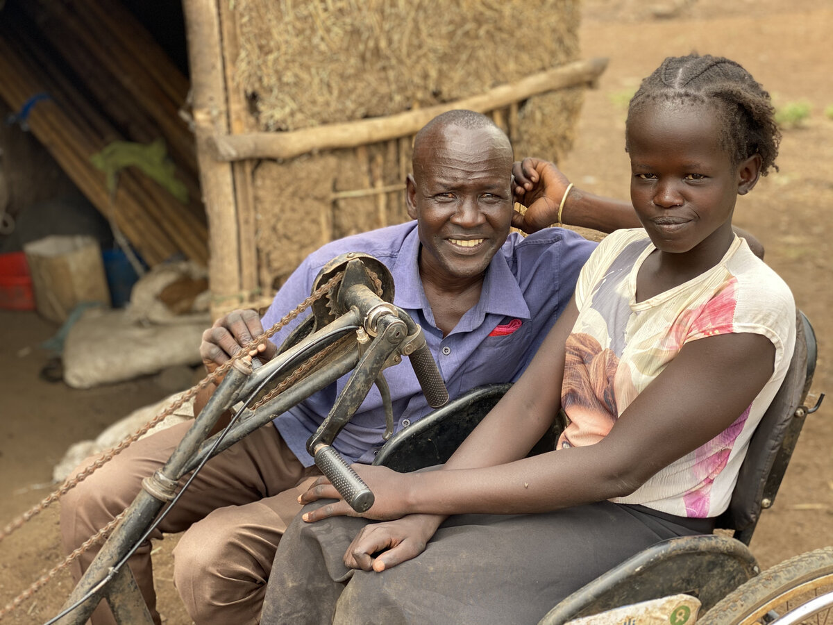 Nyadouth est née au Sud-Soudan et a une déficience physique sur ses deux jambes. Grâce à HI, elle a maintenant un tricycle qui lui offre la liberté d'être mobile et d’aller à l’école. Photo: © Till Mayer / HI