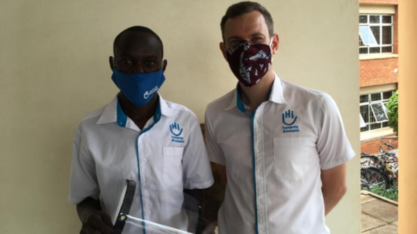 In Uganda stellt HI mit 3D-Technologie Visiere für Pflegepersonal her