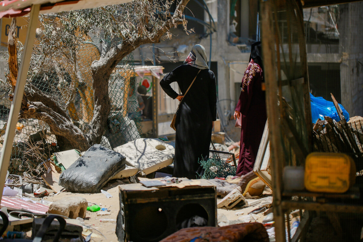 Women searching through rubbles, Gaza, 2021. Photo: © Mohammed Al Reefi