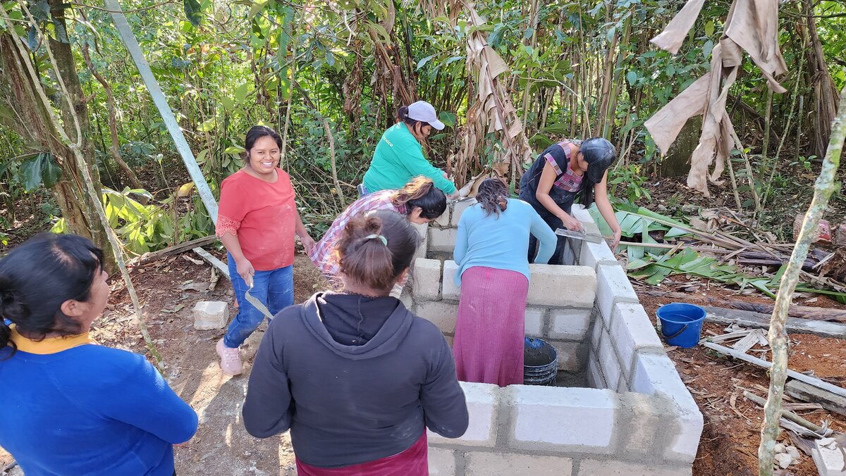 "Construisant ensemble": chantier collectif d'amélioration de l'habitat et participation des femmes à cette tâche, culturellement attribuée aux hommes. Photo: © Madre Tierra Mexico