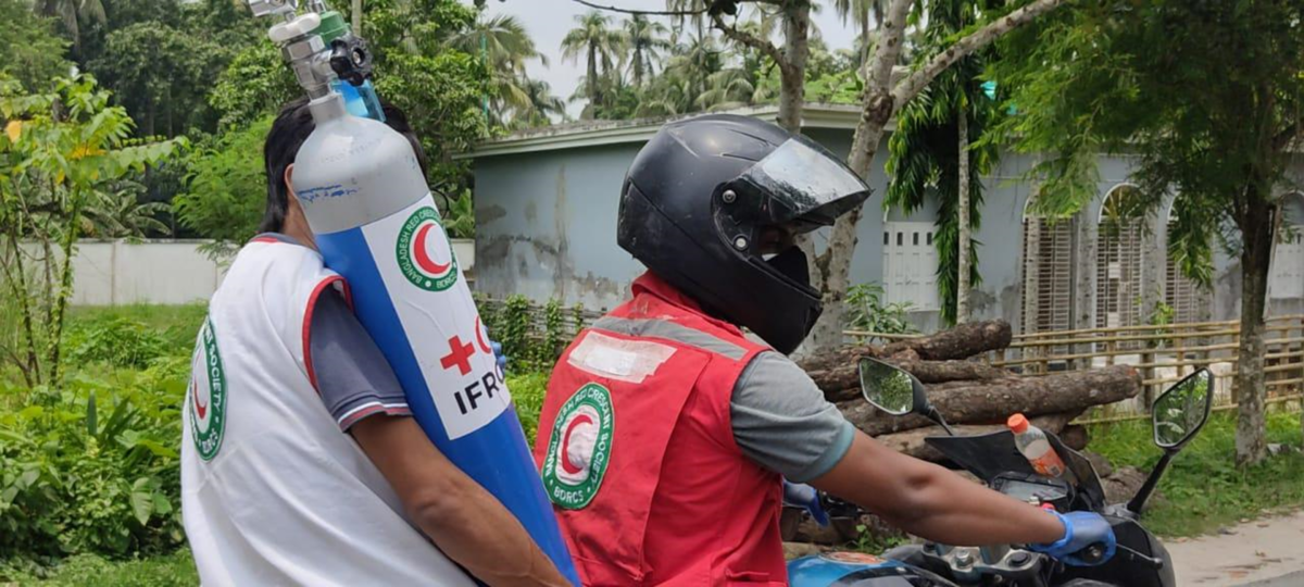 Life-saving oxygen is transported by volunteers of the Bangladesh Red Crescent Society to rural health centers. Photo: © Swiss Red Cross<br>