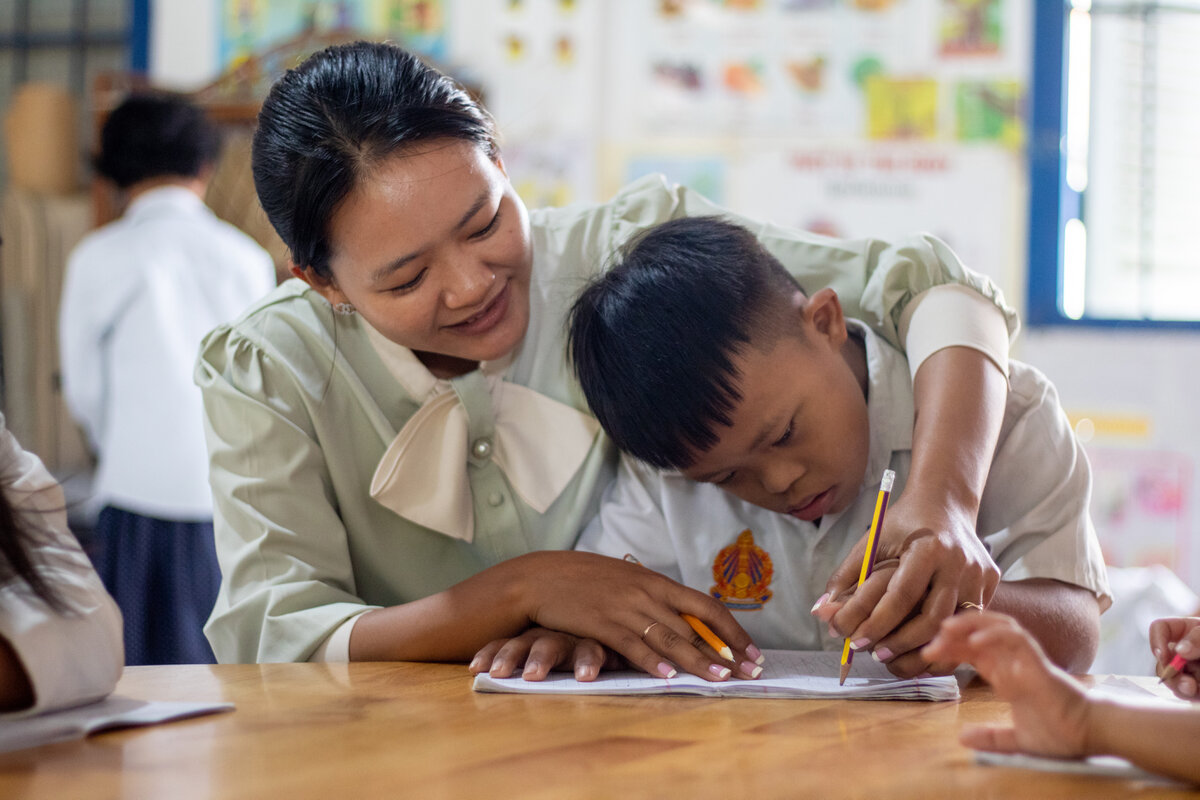 Une enseignante et son élève. Photo : © Christine Redmond<br>