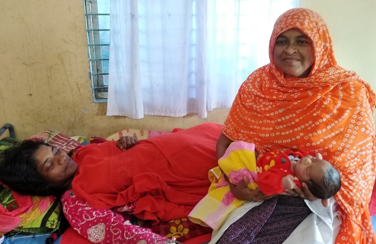 Mrs. Nadiraduring a postnatal check up - she is happy that she regained confidence to conduct safe deliveries. Photo: © Mariam Aktar Sheli, Field Facilitator, PHIIR project, DASCOH Foundation.<br>