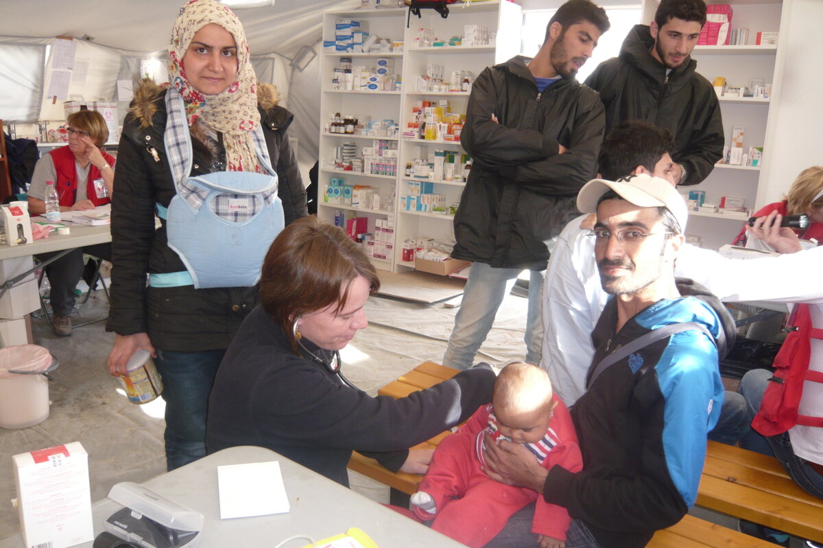 Examination in a treatment tent. Photo: © SRC<br>