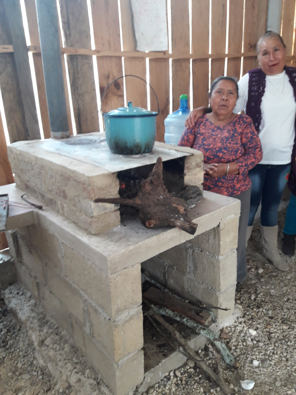 Un four fermé pour éviter les risques de maladies pulmonaires dues aux fumées passives des feux ouverts encore si répandus au Chiapas: c'est bon pour la santé et utilise moins de bois! Photo : © Madre Tierra Mexico<br>