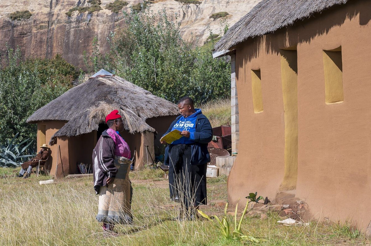 Village health Worker explaining about nutrition to village lady. Photo: © Christian Heuss, 2019<br>