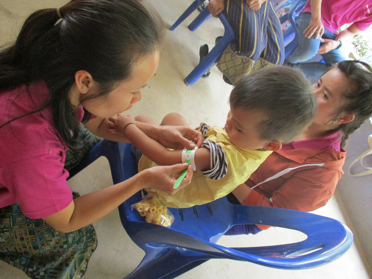 A VHV measuring the Mid-Upper-Arm-Circumference (MUAC) as a growth parameter during Health Promotion Day at Banna Health Center. Photo: © Por Hachit, SRC