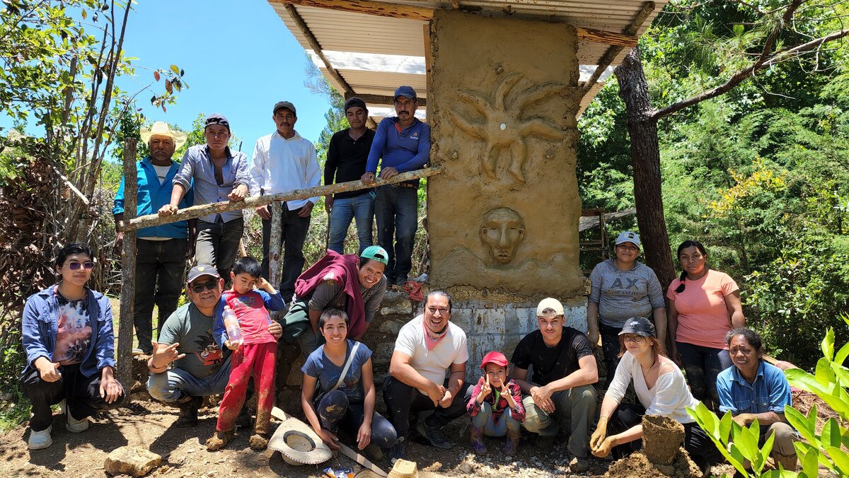 Finalisation de la construction d'une toilette sèche en utilisant des matériaux écologiques de la région. Photo: © Madre Tierra Mexico