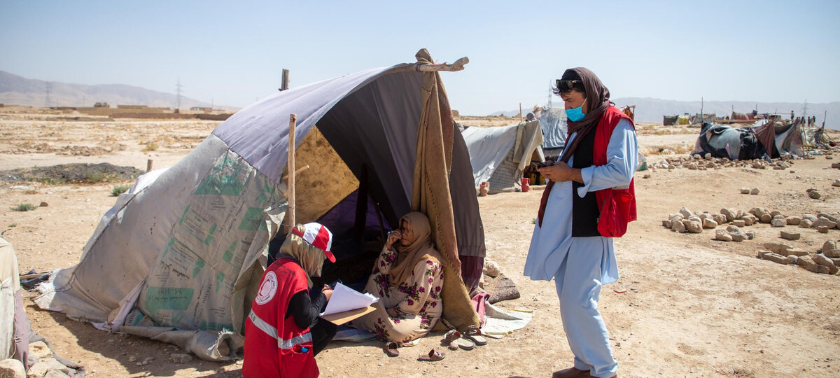 Volunteers from the Pakistan Red Crescent society checking the vaccination status of refuges from Afghanistan. Photo: @ IFRC<br>