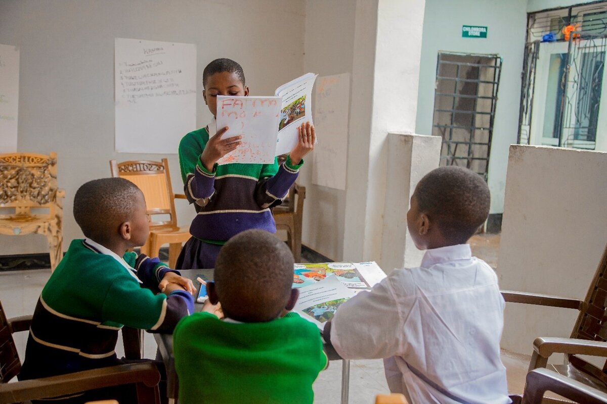 Adolescents Sexual and Reproductive Health education applying the pedagogical approach. The in-school peer educators during a pre-testing training in Ulanga, 2024. Photo: @ BJ / SolidarMed <br>