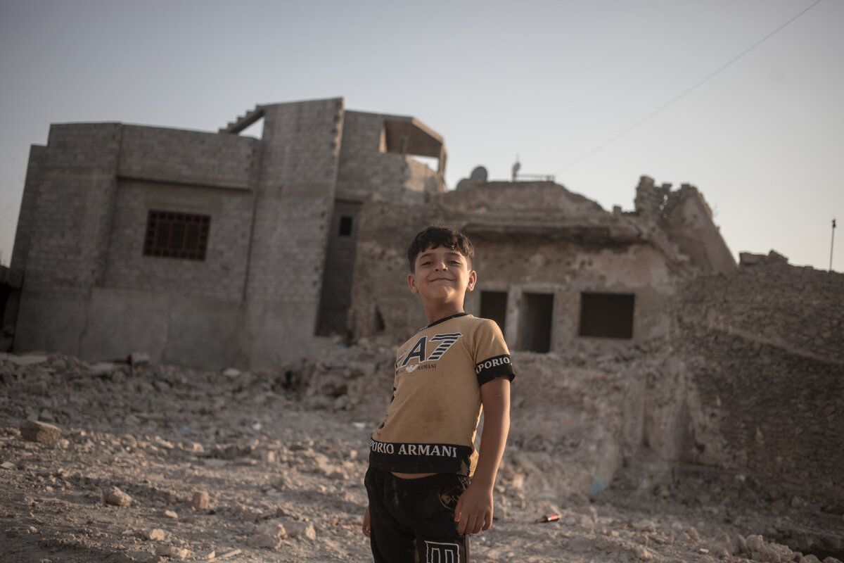Un garçon joue dans les décombres de Mossoul. Photo: © Florent Vergnes / HI<br>