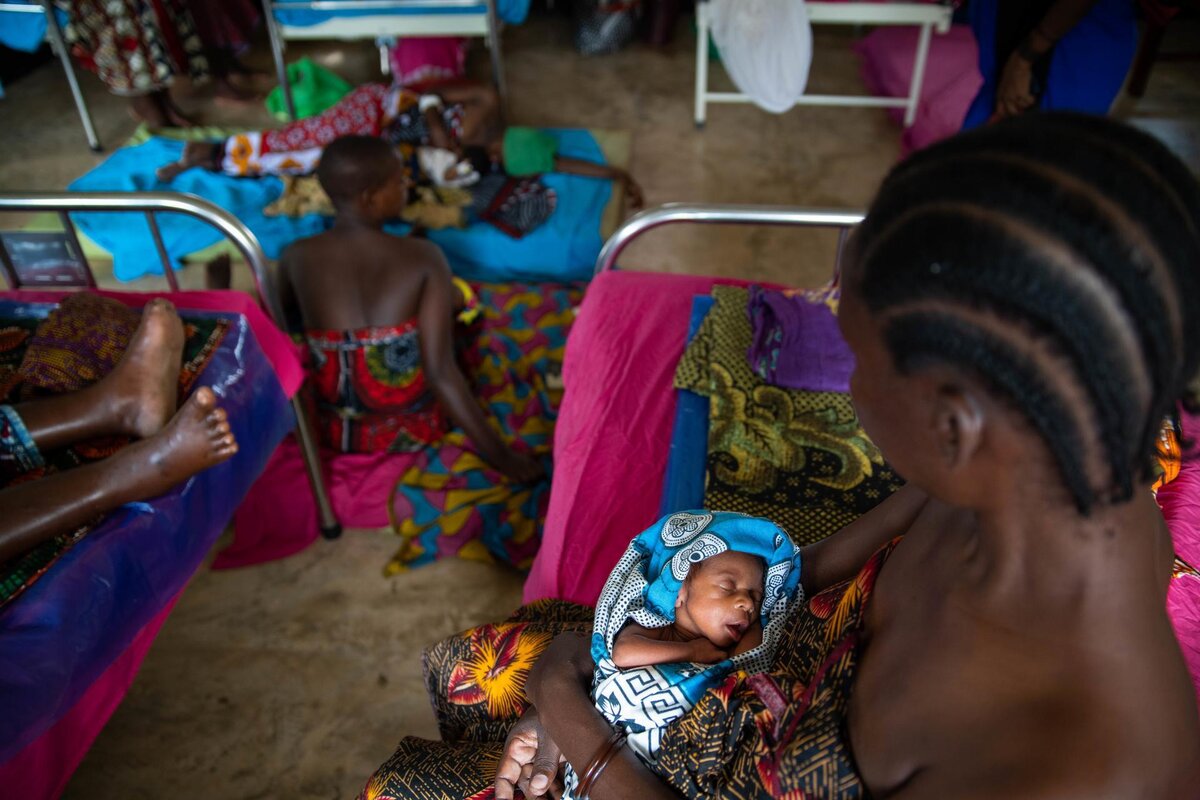 L’enfant de Scholastica Fukla est venu au monde prématurément avec un poids de 1,6 kilo. Le plus jeune de quatre enfants a passé neuf jours dans l’unité pour prématurés de l’hôpital de Lugala. Photo: Roshni Lodhia/SolidarMed/Fairpicture.