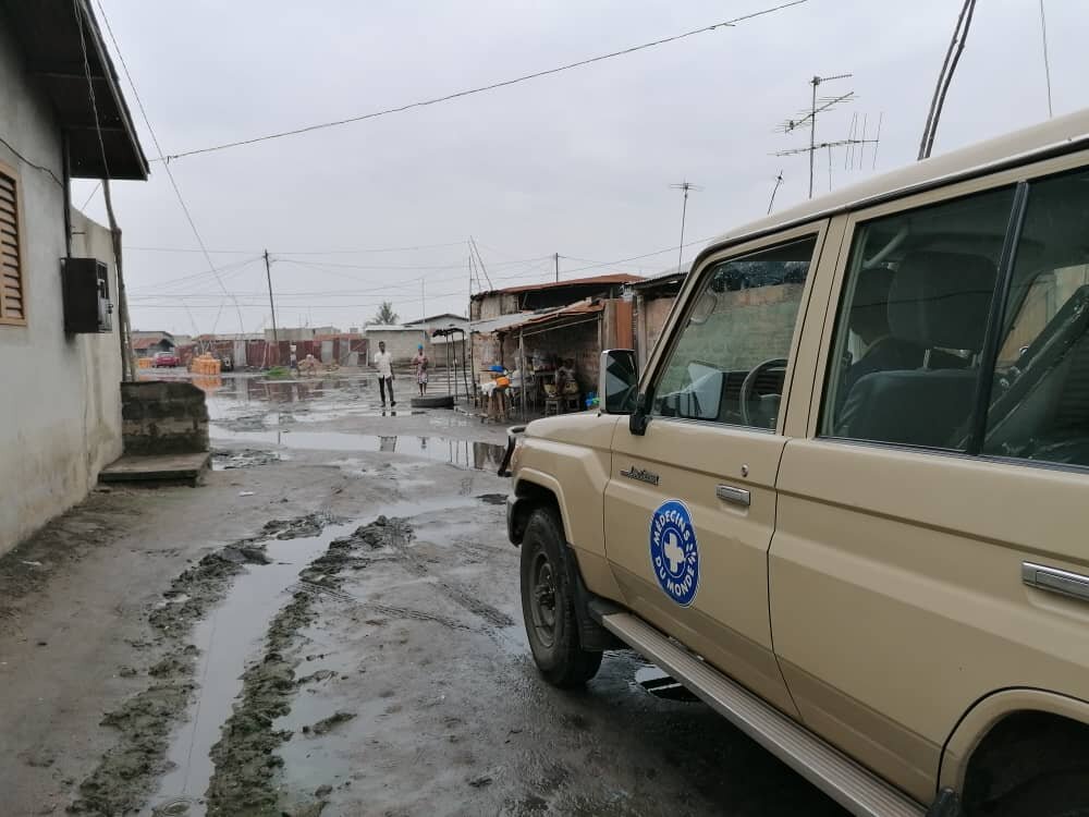 Sur le terrain dans les quartiers défavorisés de Cotonou – lutte contre les VBG, Bénin. Photo: © Médecins du Monde Suisse <br>