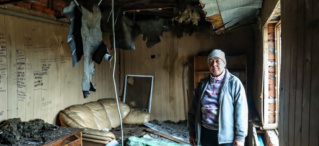 Ukraine : l’utilisation des armes explosives ou les bombardements quotidiens et l’ampleur de la contamination isolent des villages, de nombreuses personnes âgées attendent près du front